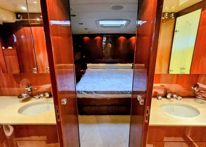 船上ホテル Private Yacht