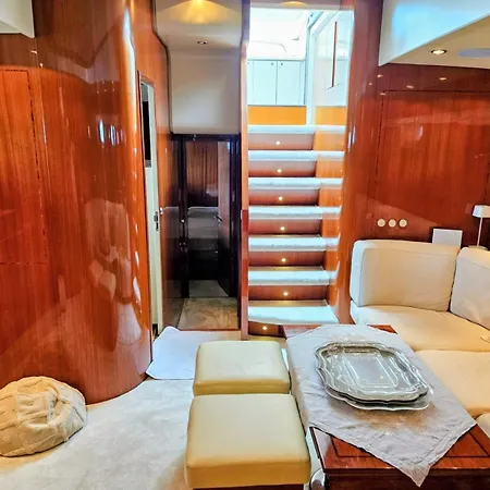 Hotel en barco Private Yacht *